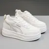 Zapatillas blancas de cuero para mujer K5603, nuevo modelo 2026, versátiles con faldas, suela gruesa, que aumentan la altura, suela blanda, zapatos cómodos