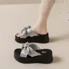 Sandálias Plataforma Aumenta-Altura com Laço para Mulheres 2026 Novo Verão Slip-On para Uso Externo Sandálias Slide Deslumbrantes e Versáteis
