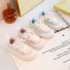 Tenis para niñas de 6 a 12 años, modelo primavera/otoño 2026, suela suave, malla transpirable, zapatos casuales para niños, zapatillas deportivas de moda para estudiantes