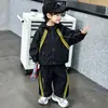 Conjunto casual esportivo para meninos e meninas 26 primavera e outono novo conjunto de duas peças com jaqueta com capuz e calça comprida infantil estiloso