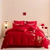 Juego de Boda de Lujo Ligero Bordado de Cuatro Piezas en Rojo Brillante para una Habitación de Boda Festiva y Propicia, Incluyendo Funda de Edredón, Sábana y Ropa de Cama Festiva