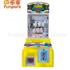 Pequeña máquina de garra comercial con código QR y sistema de monedas, diseñada para niños, con una garra para llaveros mini y una máquina de garra temática de tanque