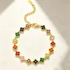 Pulsera de Trébol de Cuatro Hojas de Siete Colores con Diamantes Completos Estilo Francés Europeo Lujo Ligero Sensación de Alta Gama Brazalete Incrustado con Pedrería Moda Versátil Exquisita Joyería de Mano