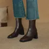 Sentindo como se estivesse pisando em merda! Quanto Mais Você Usa, Mais Você Ama! 25 Botas Curtas Elásticas de Salto Grosso Quadradas Retrô para Outono e Inverno Botas de Salto Alto Slim Botas Individuais