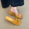 Sandálias de Salto Anabela Amarelas Retrô Sazonais First Encounter para Mulheres Verão 2026 Estilo Francês Personalidade Exquisita Conjunto de Fivela de Metal