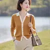 Prendas de punto con cuello polo de moda de este año 2026. Nueva colección de primavera para mujer: top con solapa de bloques de color estilo coreano.