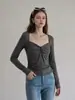Camiseta de manga larga a rayas ummoi para mujer, nuevo estilo de otoño con diseño retorcido, única y de nicho, adecuada como capa base, top adelgazante