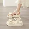 Sandalias de Suela Gruesa con Lazo de Perlas 2026 Verano Nuevo Estilo Zapatos de Tacón Bajo de una Sola Tira Versátiles para Uso Exterior Estilo Hada para Mujeres