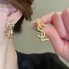 Pendientes de letra con pasador de acero para mujer, moda simple, Joker, pendientes exquisitos, pendientes de lujo ligero, alto sentido, diseño de nicho, venta al por mayor