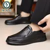 Novos sapatos casuais de couro genuíno Woodpecker para homens, couro macio, sola macia, antiderrapante, respirável, versáteis sapatos de negócios para dirigir