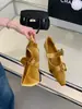 Sapatos Mary Jane de Veludo com Fivela Quadrada e Bico Baixo para Mulheres Baixas, Estilo Elegante e Delicado, Adequados para Combinar com Vestidos, Uso Diário e Design de Bico Fino