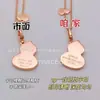 Collar de Calabaza de Gama Alta Chapado en Oro Rosa de 18 Quilates con Colgante de Ágata Roja Natural y Nácar Blanco, Doble Calabaza Incrustada con Diamantes