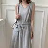 Foto Real de un Vestido Camiseta sin Mangas a Cuadros de Color Bloque Retro de Nicho con Cintura Fruncida y Lazo, Vestido de Longitud Media