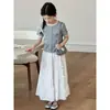 Conjunto de Dos Piezas de Camiseta y Falda Media para Niñas Estilo Coreano Falda de Pastel Falda Larga para Niños Atuendo de Verano 2026 Nueva Ropa de Verano para Niñas