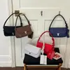 Bolsa de Hombro Minimalista Coreana de Nicho, Suave, Lujo Ligero, Roja, para Debajo de la Axila, Nueva Moda Verano 2026, Aspecto de Alta Gama, de un Solo Hombro