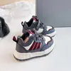 Estilo Páramo otoño 2026 nuevas zapatillas casuales versátiles de moda con suela gruesa, ambiente universitario y diseño de pareja inspirado en la dopamina