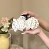Presilha de Cabelo Flor com Bolinhas Pretas para Mulheres 2025 Novo Estilo Penteado para Trás do Cabelo Presilha de Cabelo de Alto Padrão Clip de Tubarão Acessório de Cabelo Versátil