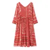 Atacado de roupas femininas transfronteiriças 2026 verão nova moda série personalidade vestido midi estampado com decote em V profundo