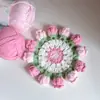 Productos Listos para Usar al por Mayor Creativo Tejido a Mano Lana Pura Flor de Muguete Posavasos Flor de Cerezo Regalo Día de la Mujer Exportación