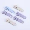 Tiradores de cremallera de resina de colores hechos a medida, no autoblocantes, para ropa y textiles del hogar; Los fabricantes de tiradores de cremallera multicolores ofrecen precios al por mayor