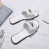 Sandálias Femininas Slip-On Pequenas com Fivela Prateada Estilo Coreano, Sandálias Baixas com Fivela French Lock para Verão 2026, Meio Chinelos Femininos para Uso Externo