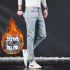 Jeans 2026 Nuevo Modelo para Hombre Tendencia Gama Alta Otoño e Invierno Ajuste Delgado Pantalones Skinny con Forro Polar y Pantalones Largos Engrosados