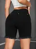 Transfronteiriça, shorts pretos de 5 pontas, estilo barra desfiada, com múltiplos detalhes de botões