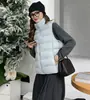 Elegante y ligero chaleco de algodón grafito para mujer, con cuello alto, un nuevo diseño otoño/invierno 2026, y un look versátil y a la moda.