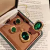 Colar Pingente de Esmeralda Sintética Estilo Palácio Retrô Italiano Brincos de Diamante da Indústria Pesada Europeia e Americana Anel Tesouro Colorido para Mulheres