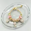 A pulseira Pangjia, um best-seller transfronteiriço, apresenta strass, fechos em formato de cadeado rosa, formas de coração, flores e símbolos do infinito, tornando-a um acessório da moda.