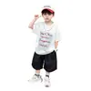 Conjunto de verano de manga corta para niños de marca moderna 2026 nuevo y elegante atuendo de dos piezas para niños, ropa de verano de moda para niños