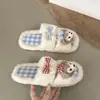 Pantufas de casa para meninas outono e inverno, de pelúcia e fofas, com sola reta, design de bico aberto e estampas de desenhos animados, novo estilo 2026