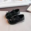 Zapatos pequeños de cuero estilo princesa para niñas, brillantes con diseño de diamantes y moño, suela suave, adecuados para combinar con faldas al salir, elegantes zapatos de vestir