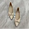 Sapatos slip-on estilo francês com toque suave, sapatos femininos de bico fino com sola macia, sapatos de outono 2026 novos com decote baixo, sapatos baixos