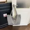 Nova bolsa de trabalho listrada da moda 2026, grande capacidade, design minimalista, estilo nicho, bolsa de ombro feminina