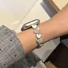 Correa de metal de resina con incrustaciones de diamantes en forma de corazón, compatible con Apple Watch Series 12, 11 y 10