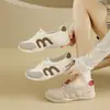 Tênis Branco Feminino 2026, Nova Versão Coreana de Outono, Estilo Ins, Sapatos Versáteis Esportivos Casuais para Estudantes Femininas, Estilo de Rua K1529