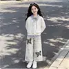Conjunto de dos piezas nuevo estilo universitario para primavera y otoño para niñas, con un top tipo dos piezas con diseño de patchwork y pantalones retro, chic y casual