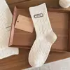 Meias marrons para mulheres, meias de cano médio estilo japonês com estampa floral doce, etiquetas de tecido com letras e acabamento em renda, meias franzidas com laço estilo Miu