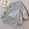 Conjunto Infantil 2026 Outono Novo Estilo Camisa com Zíper para Meninos Conjunto de Duas Peças Roupa Casual Esportiva de Bebê para Primavera e Outono na Moda