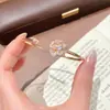 Popular en Xiaohongshu: Exquisito y moderno brazalete de camelia con diamantes completos para mujer, lujo ligero, elegante, sofisticado, anillo versátil