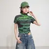 Top T-shirt feminino base plissado, manga curta, gola semi-alta, corte slim ajustado, com elasticidade, estampa camuflada texturizada, sem amassar, da marca Miyake
