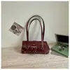 Chegada Nova Primavera 2026 Bolsa de Axila Tendência Personalizada Bolsa de Ombro Fashionável Textura Casual Rebites Bolsa de Ombro Única Versátil Feminina