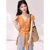 Camisa de punto acanalado con cuello retorcido y manga corta para mujer, verano, con mangas acampanadas, estilizante, elegante, top ligero en blanco y morado