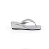Chanclas de cuña estilo nuevo verano 2026 color rojo realzador para mujer, Sandalias de dedo con suela suave para uso exterior en verano