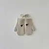 Guantes Infantiles Coreanos Yipan Invierno Nuevo Estilo Ins Guantes Sin Dedos en Forma de Corazón Cálidos y a Prueba de Frío Guantes para Colgar en el Cuello de Bebé