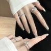 Anillo de Piedra Lunar Diamante Zircón Diseño Nicho para Mujer Gema Apertura Pliegues Franceses Asimétrico Elegante de Alta Gama