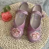 Novos sapatos de pano de Pequim de Bai Zhenhe, sapatos bordados, sapatos de lona étnicos, sapatos femininos para mães, com sola macia, confortáveis, adequados para dança em praça na primavera e no verão