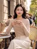 Elegante suéter de punto casual con cuello en U para mujer, nuevo estilo otoño 2026, de manga larga, corte ajustado, versátil suéter interior con escote bajo
