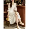 Vestido francês com decote em V, nova coleção outono 2026, design que marca a cintura para um efeito emagrecedor, exalando uma vibe sofisticada e gentil estilo Hepburn, vestido de manga longa